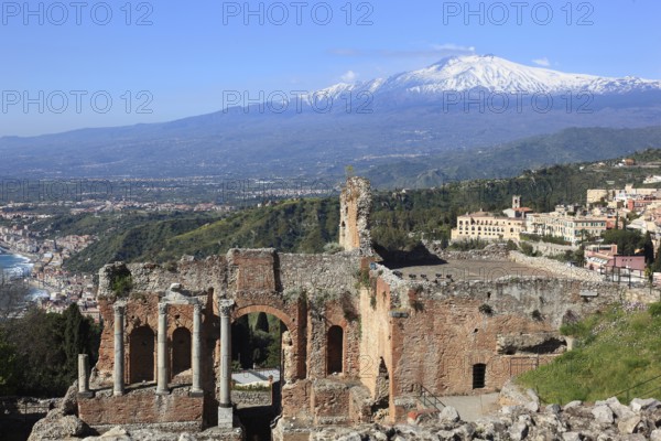 Taormina, the ancient theatre overlooking Mount Etna, Etna, Sicily, Italy, Europe