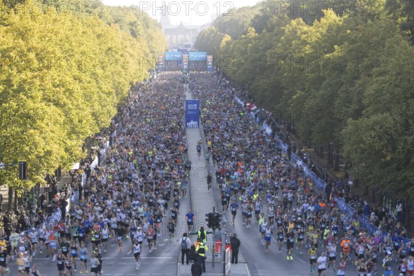 Runners after the starting signal on Straße des 17. Juni at the 50th BMW Berlin Marathon 2024 on 29/09/2024