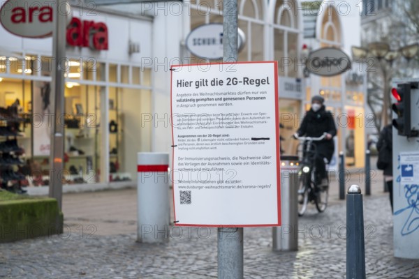 Christmas market in the city centre, Königsstrasse, during the fourth Corona wave, 2G regulation, signs, in Duisburg, North Rhine-Westphalia, Germany, Europe