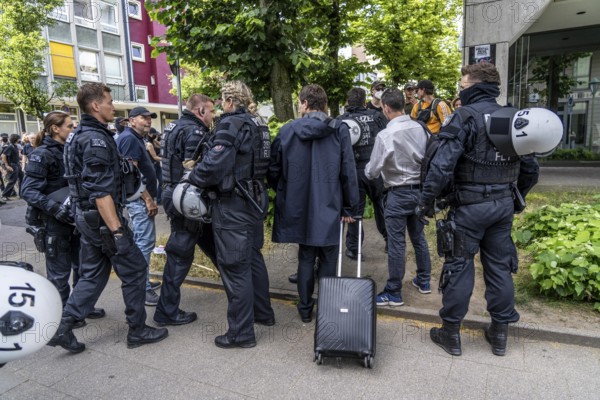 Riots in the run-up to the AFD party conference in Essen, demonstrators try to prevent AFD delegates from entering the Grugahalle, they are led through the demonstrators by a massive police contingent, there were many scuffles, Essen, North Rhine-Westphalia, Germany, Europe