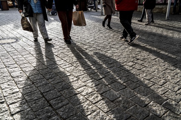 Pedestrians in a pedestrian zone, winter, long shadows, Dortmund, North Rhine-Westphalia, Germany, Pedestrians in a pedestrian zone, winter, long shadows, Dortmund, North Rhine-Westphalia, Germany, Europe