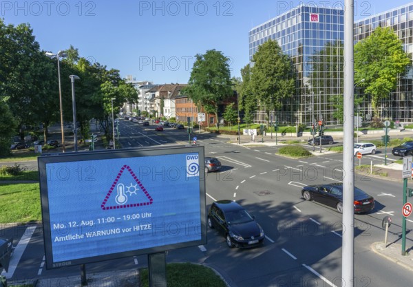 Official warning of heat, from the German Weather Service DWD, on digital billboard, from Ströer, at the crossroads, Martinstraße, Alfredstraße, B224, in Essen, weather information, hot summer day in the city, North Rhine-Westphalia, Germany, Europe