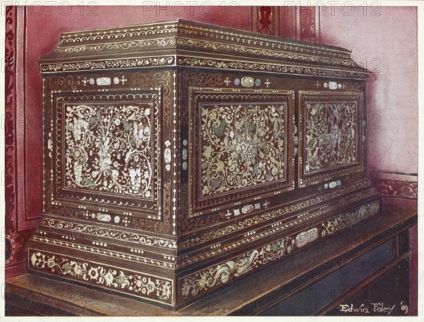 Furniture from around the turn of the century 1900, jewellery casket with inlays of walnut wood. Panelled front sides and top (1910, 1911), Inlaid jewel casket of walnut wood. Panelled front sides and top (1910, 1911) .jpg