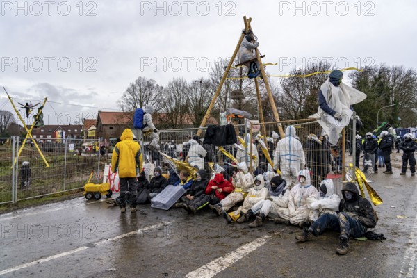 Beginning of the eviction of the Lützerath hamlet, camp of climate activists and squatters, at the Garzweiler 2 opencast lignite mine, by the police, Erkelenz, North Rhine-Westphalia, Germany, Europe