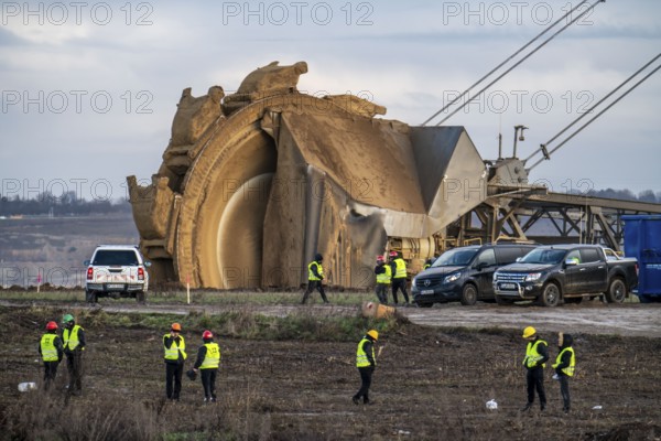 Start of the eviction of the hamlet Lützerath at the lignite mine Garzweiler 2, preparation for the upcoming eviction of the area occupied by climate protection activists, the energy company RWE prepares the construction of work roads, protected by the police, North Rhine-Westphalia, Germany, Europe