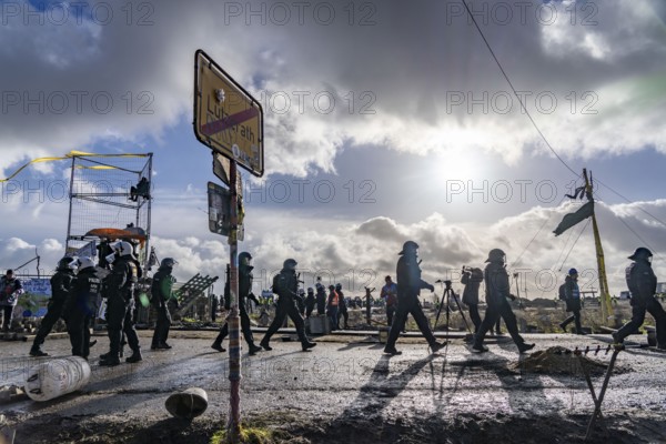 Beginning of the eviction of the Lützerath hamlet, camp of climate activists and squatters, at the Garzweiler 2 opencast lignite mine, by the police, Erkelenz, North Rhine-Westphalia, Germany, Europe