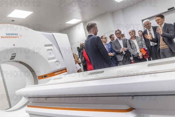 Hospital reform put to the test. The Federal Minister of Health visits a hospital in Baden-Württemberg, where the plans have been rejected in this form. The head physician at the medius Klinik, Dr Heiner Stäudle, explains the concept of the new Central Emergency Department. On the right, Minister Karl Lauterbach (SPD) and Minister President Winfried Kretschmann (Greens) . Nürtingen, Baden-Württemberg, Germany, Europe