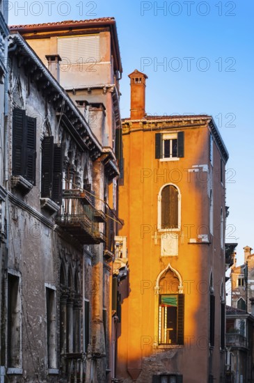 Houses of the old town in the afternoon sun, old building, city trip, holiday, travel, tourism, lagoon city, historical, history, dilapidated, dilapidated charm, building history, architecture, historical, building, sightseeing, facade, world cultural heritage, UNESCO, culture, honeymoon, Middle Ages, play of light, evening sun, Venice, Italy, Europe