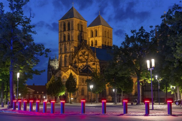 Historic old town, St Paul's Cathedral on the market square, medieval Romanesque cathedral, illuminated barrier, bollards, in Münster, North Rhine-Westphalia, Germany, Europe