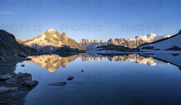 Evening mood, mountain landscape at sunset, alpenglow, water reflection in Lac Blanc, mountain peak, Aiguille Verte, Grandes Jorasses, Aiguille du Moine, Mont Blanc, Mont Blanc massif, Chamonix-Mont-Blanc, Haute-Savoie, France, Europe