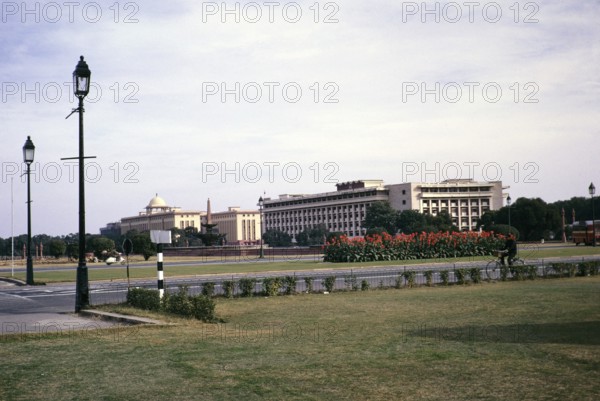 Gelände und Gärten rund um das Regierungsgebäude Rail Bhawan, Bereich Rajpath, Neu-Delhi, Indien 1964