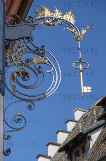 Historic nose plate with golden key, Auf dem Hof 8, Endingen, Baden-Württemberg, Germany, Europe