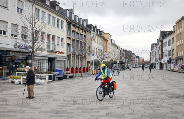 Düren, North Rhine-Westphalia, Germany - Düren city centre in times of the corona crisis during the second lockdown, most shops are closed, only a few passers-by are out and about in the pedestrian zone. The district of Düren is one of the municipalities with the highest seven-day incidence in North Rhine-Westphalia. In addition, more than half of those infected there have contracted the British mutation of the coronavirus