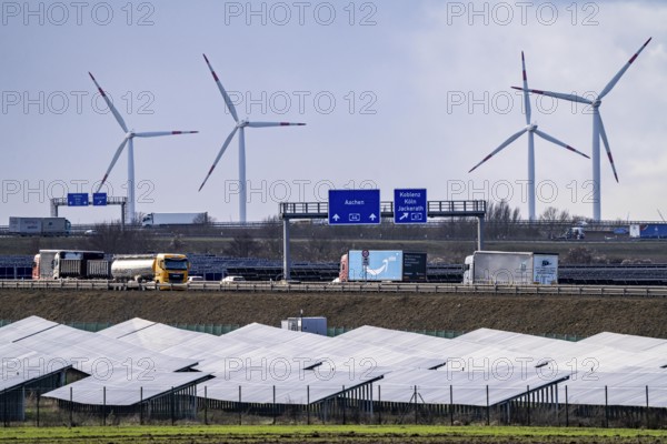 20 MWp ground-mounted photovoltaic system, from RWE, with over 36600 solar modules, in a 200 metre long strip of land, over 1 km long, along the A44 motorway near Bedburg, at the Jackerath junction, recultivated open-cast mining site, wind farm north of Titz, North Rhine-Westphalia, Germany, Europe