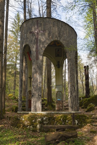 Round stone building in the forest with colonnades and works of art, Jama pod Krenom, commemoration of the mass murders of World War II, forest near Kocevje, Kocevje, Gottschee, historical landscape of Lower Carniola, south-east Slovenia, Slovenia, Europe