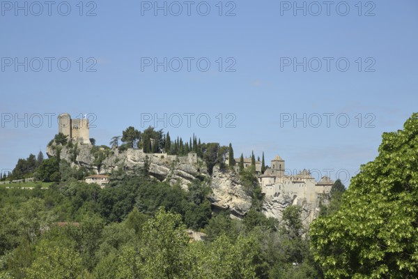 Castle and houses on mountain and rocks, cliff, mountain village, Vaison-la-Romaine, Vaucluse, Provence, France, Europe