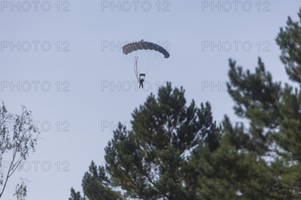 The Oberlausitz military training area opened its Tor tor to thousands of visitors for the Open Day at the Oberlausitz military training area to give them an insight behind the scenes of the Bundeswehr in Saxony. The soldiers present a variety of large and small equipment and impressively demonstrate what they are capable of. High-precision paratrooper jumps, open day at the Oberlausitz military training area, Weißkeißel, Saxony, Germany, Europe