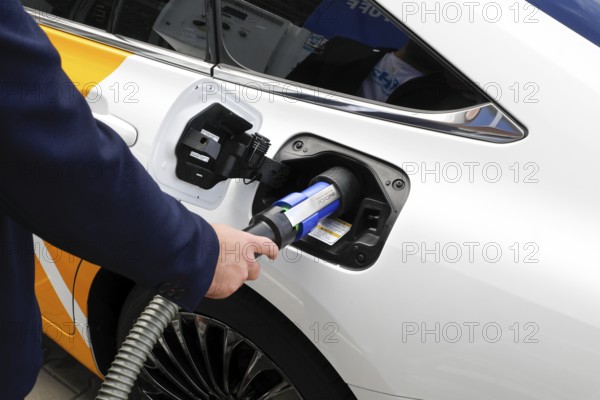 Refuelling of a fuel cell vehicle, a Toyota Mirai at a hydrogen filling station, Berlin, 17.05.2021