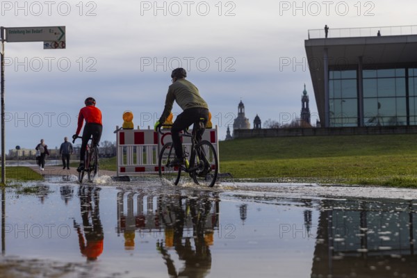 Due to the heavy precipitation in the form of snow and rain, alert level 3 has been declared on the Elbe in Dresden. The maximum level is expected to be 6.37 metres on 29.12.2023. The Elbe cycle path is flooded and closed in many places, Dresden, Saxony, Germany, Europe