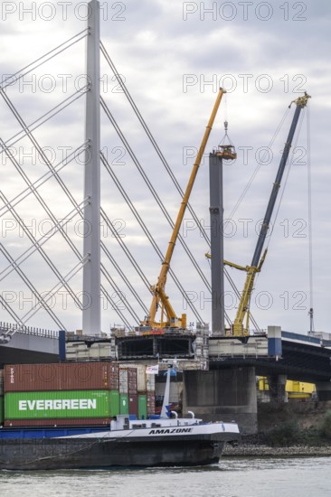 Dismantling of the old motorway bridge Neuenkamp, the A40, dismantling of the last bridge pier, next to it the first part of the new Rhine bridge, the second part is to be completed in 2026, Duisburg, North Rhine-Westphalia, Germany, Europe