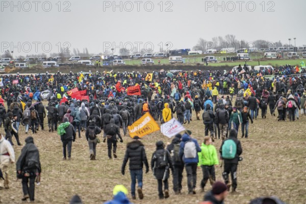 Many thousands of demonstrators march after a demonstration against the demolition of the lignite village of Lützerath, to the edge of the Garzweiler open-cast mine and on to the rest of the village, Lützerah, Erkelenz, North Rhine-Westphalia, Germany, Europe