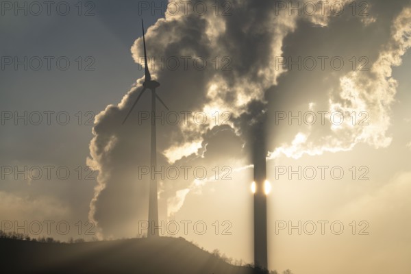 Windpark Halde Oberscholven, smoke clouds from the cooling tower and chimney of the Uniper coal-fired power plant Scholven, Gelsenkrichen, North Rhine-Westphalia, Germany, Europe