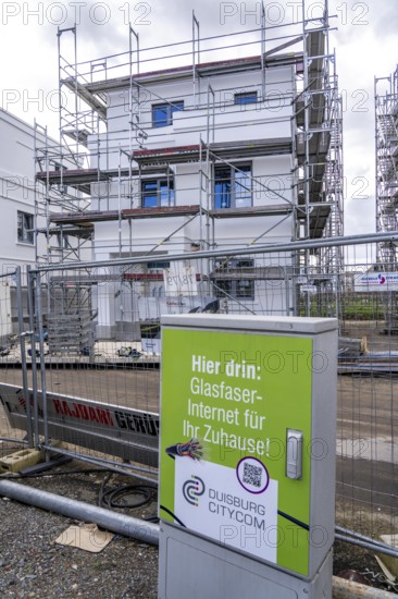 New development district, around 140 detached and semi-detached villas being built in the south of Duisburg, various property developers, existing internet connection via fibre optic cables, North Rhine-Westphalia, Germany, Europe