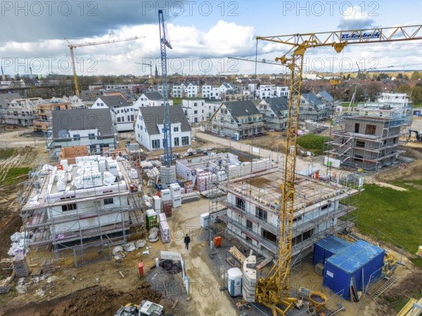 New-build neighbourhood, around 140 detached and semi-detached houses being built in the south of Duisburg, various developers, shells, construction work, North Rhine-Westphalia, Germany, Europe