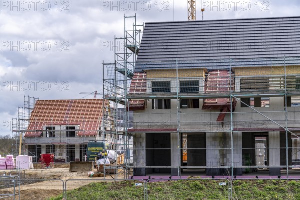 New development district, around 140 detached and semi-detached villas being built in the south of Duisburg, various property developers, shells, construction work, North Rhine-Westphalia, Germany, Europe