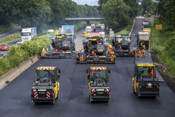 Renewal of the road surface on the A40 motorway between the Kaiserberg junction and Mülheim-Heißen, in the direction of Essen, over a length of 7.6 kilometres, with whisper asphalt, so-called open-pored asphalt, 10-day closure of the motorway, North Rhine-Westphalia, Germany, Europe