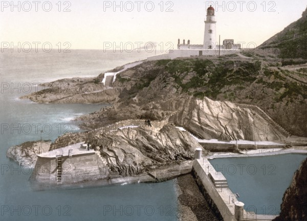 Douglas lighthouse und Badebucht, Isle of Man, England / Douglas Lighthouse and bathing cove, England, Historic, digitally restored reproduction from a 19th century original, 1880, Record date not stated, Europe