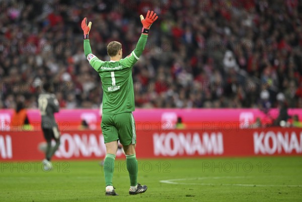 Goalkeeper Manuel Neuer FC Bayern Munich FCB (01) from behind, gesture, gesture, Allianz Arena, Munich, Bavaria, Germany, Europe