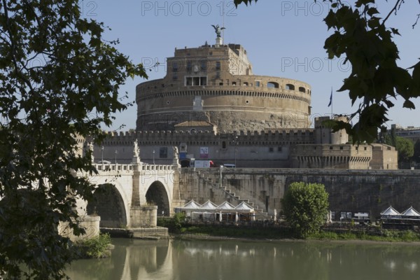 Engelsburg, Castel Sant'Angelo oder Mausoleo di Adriano, Rom, Italien / Mausoleum des Hadrian, Castel Sant'Angelo, Engelsburg, ein hoch aufragendes zylindrisches Gebäude im Parco Adriano, Rom, Italien