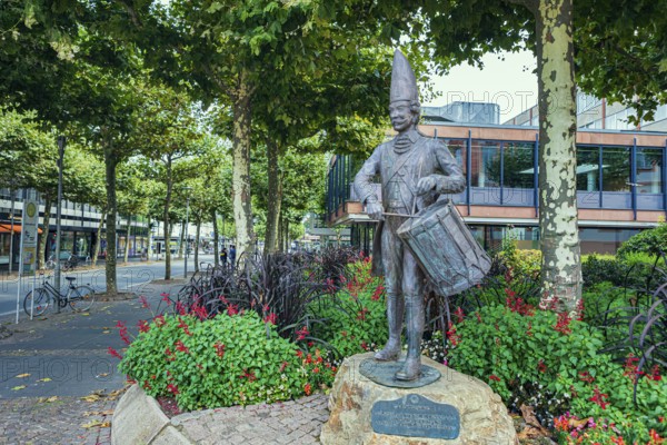 Statue, guard drummer of the Mainz Prinzengarde on Schillerplatz in Mainz, Rhineland-Palatinate, Germany, Europe