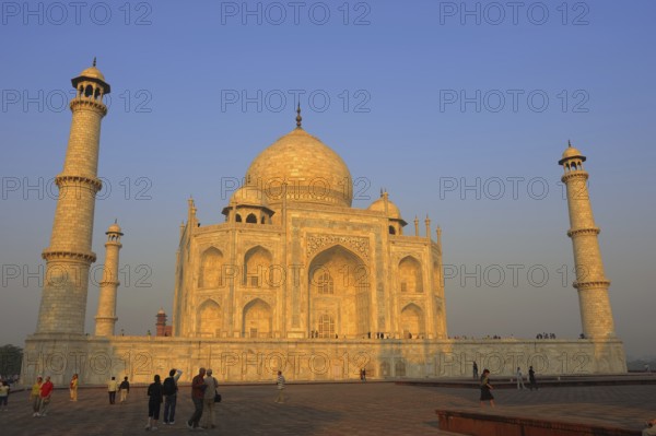 Taj Mahal, built by the Grand Mogul Shah Jahan in memory of his principal woman Mumtaz Mahal, who died in 1631, Agra, Uttar Pradesh, India, Asia