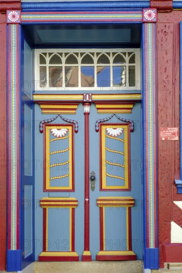 Colourful door, half-timbered, Hannoversch Münden, Hann. Münden, Lower Saxony, Germany, Europe