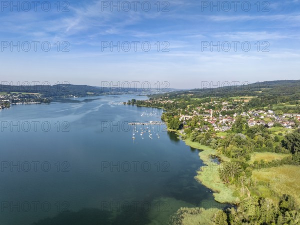 Aerial view of the municipality of Gaienhofen on the south side of the Höri peninsula with the marina, jetty, behind it the neighbouring municipality of Hemmenhofen, on the left the Swiss side of the lake with the Thurgau lake ridge, Lake Constance, district of Constance, Baden-Württemberg, Germany, Europe