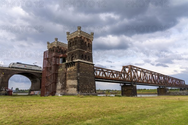 The railway bridge Duisburg-Hochfeld-Rheinhausen, over the Rhine, regional trains and many goods trains cross the Rhine here, from 1950, steel truss bridge, Duisburg, North Rhine-Westphalia, Germany, Europe