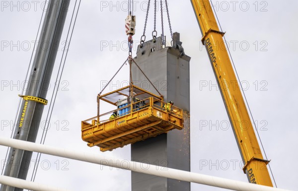 Dismantling of the old motorway bridge Neuenkamp, the A40, dismantling of the last bridge pier, next to it the first part of the new Rhine bridge, the second part is to be completed in 2026, Duisburg, North Rhine-Westphalia, Germany, Europe