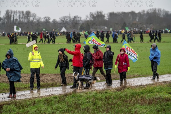 Many thousands of demonstrators march after a demonstration against the demolition of the lignite village of Lützerath, to the edge of the Garzweiler open-cast mine and on to the rest of the village, Lützerah, Erkelenz, North Rhine-Westphalia, Germany, Europe