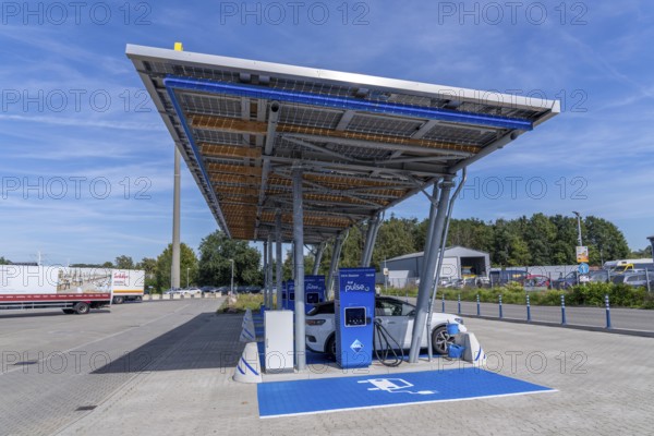 ARAL pulse e-charging station on the A3 motorway, Rees junction, in Isselburg, 4 fast-charging points for 8 electric vehicles, North Rhine-Westphalia, Germany, Europe