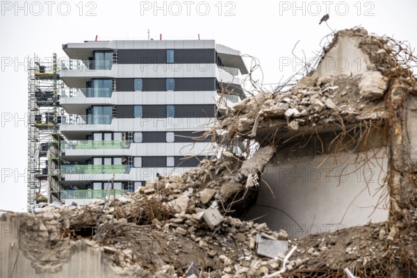 Demolition of the former RWE building complex, in the city centre, on the A40 motorway in Essen, in the background new construction of a residential and office high-rise on Hyssenallee, North Rhine-Westphalia, Germany, Europe