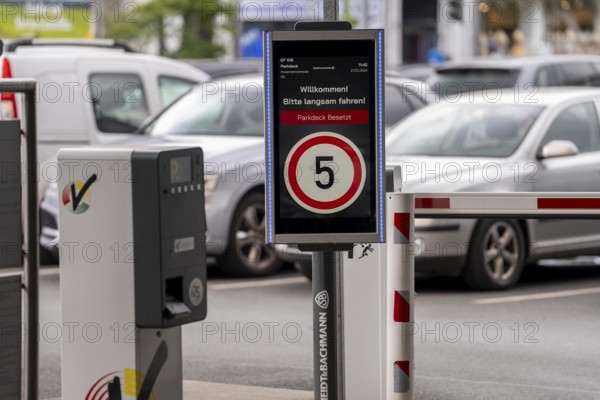 Husemannstraße car park in Gelsenkirchen, subject to charge, number plate recognition on entry, pay at the pay station by entering the number plate, ticketless, automatic number plate recognition, parking without ticket, North Rhine-Westphalia, Germany, Europe