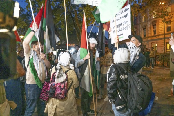 Demonstration by pro-Palestinian activists in Duisburg-Hochfeld, around 110 demonstrators marched through the neighbourhood justifying Hamas' attack against Israel, Duisburg, North Rhine-Westphalia, Germany, Europe