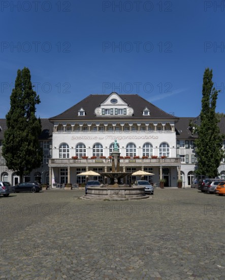 Houses on the market square, inn, hotel, restaurant, Mintrops Stadt Hotel Margarethenhöhe, in the Margarethenhöhe estate, listed garden city estate, built from 1906 to 1938, Essen, Germany, Europe