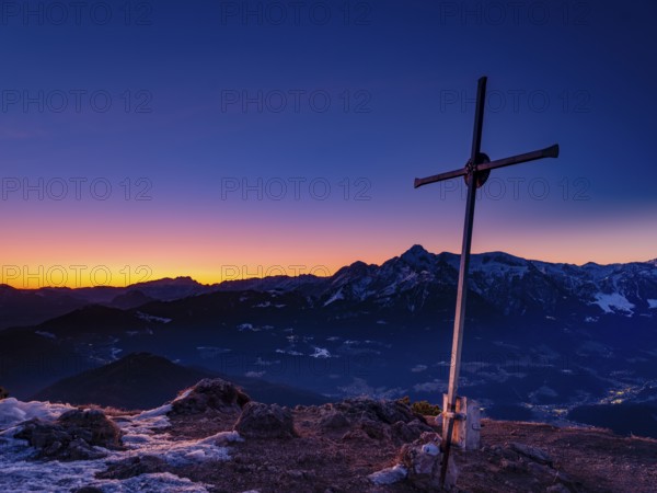 Rauher Kopf summit cross at dawn, behind Dachstein, Tennengebirge and Hoher Göll, Bischofswiesen, Berchtesgadener Land, Upper Bavaria, Bavaria, Germany, Europe