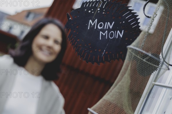 Annalena Bärbock (Alliance 90/The Greens), Federal Foreign Minister, photographed at the fish stand during the Foreign Minister's trip to Germany in Flensburg, 25 July 2024. /