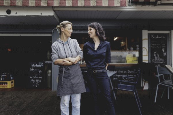 Annalena Bärbock (Bündnis 90/Die Grünen), Federal Foreign Minister, photographed during a lunch break at the 'Kleine Rast'Äô snack bar during the tour of Germany in Hamburg, 26 July 2024. /