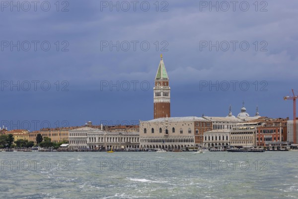 City view of Venice, view of the city from the Canale della Giudecca. St Mark's Square, St Mark's Basilica, Basilica di San Marco, St Mark's Tower, Campanile San Marco, Doge's Palace, Palazzo Ducale, Venice, Venezia, Veneto, Italy, Europe