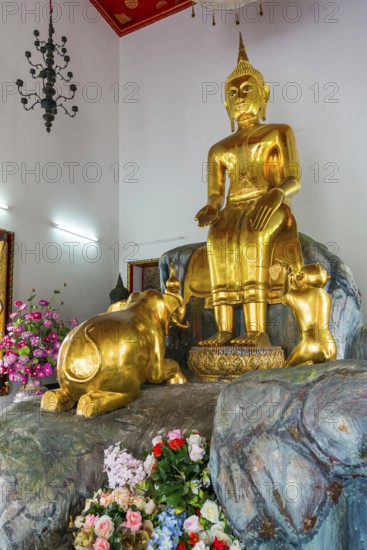 Prayer room in Wat Pho temple, sitting, sitting, Buddhism, religion, world religion, sculpture, sculpting, art, statue, culture, believing, faith, peace, Asian, travel, holiday, tourism, representation, palace, tradition, traditional, decoration, decorated, prayer house, building, attraction, landmark, gilded, gold, sacred, pray, meditation, monastery, spirituality, meditate, spiritual, monument, famous, sight, magnificent, philosophy, elephant, monkey, animals, capital, Bangkok, Thailand, Asia